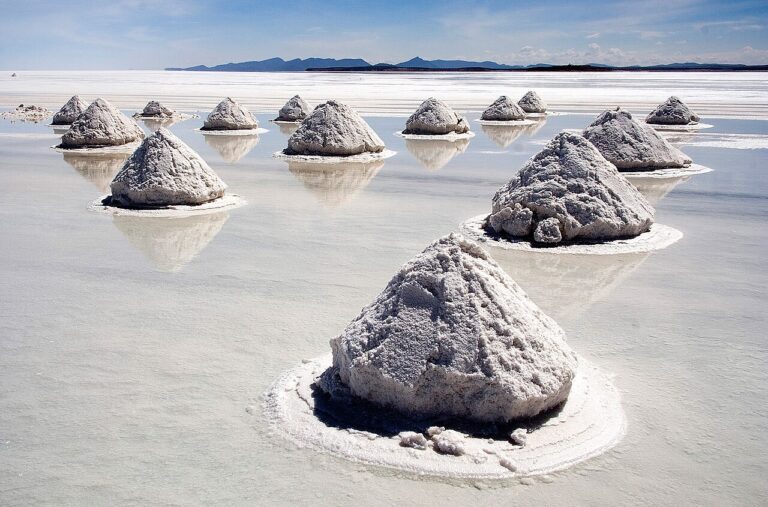 1280px-Piles_of_Salt_Salar_de_Uyuni_Bolivia_Luca_Galuzzi_2006_a
